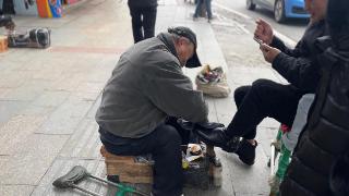 武汉老人经营修鞋摊位34年：很多顾客服务了几十年已去世，年轻人很少来修鞋