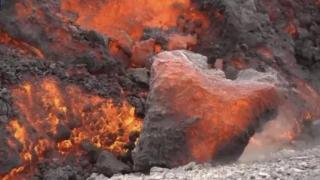 今年第三次被“吞噬”！冰岛火山熔岩流吞没道路