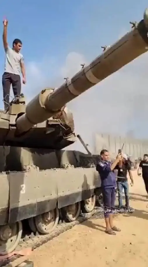 外媒：疑似哈马斯占领以色列军事基地画面曝光 士兵站坦克顶上欢呼