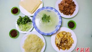 在“中国超级产粮大县”突泉品味“一桌家宴半桌非遗”