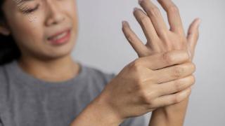 当双手经常发麻时，这4种疾病需要注意，望知晓