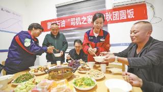 吃团圆饭 喜迎佳节