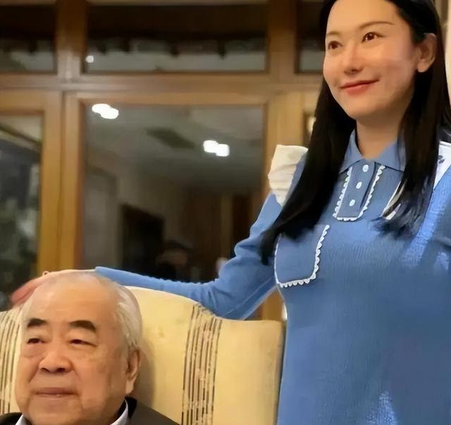 86岁范曾再婚90后女神徐萌，甜蜜日常曝光，网友直呼羡慕！