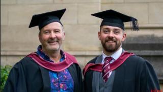 英国一男子因鹦鹉问题拒付房租被拒绝毕业，41年后与儿子一起毕业