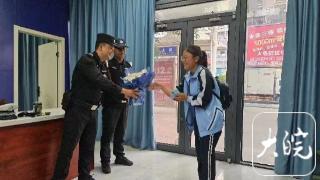 ﻿萧县一中考女生给警察叔叔献花，被邀请参观警营