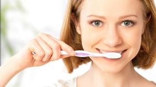 早上刷牙和晚上刷牙，哪个更重要？很少人晚上刷牙