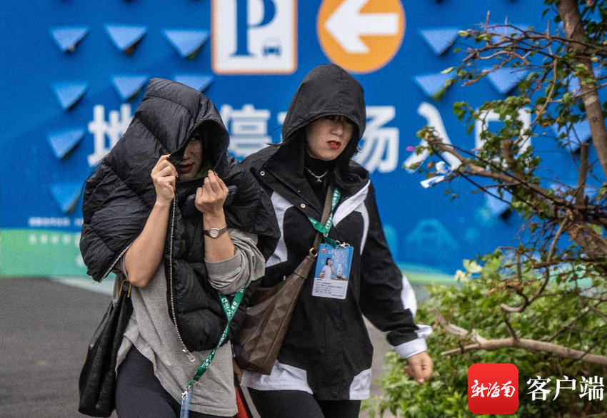 组图 | 冷空气叠加阴雨天 海口市民出行时“加码”装备