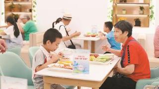 上海最早社区老人助餐点焕新开业