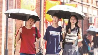 面对炎炎烈日， 漳州男士你打伞吗？
