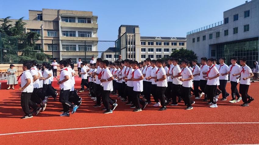 济南燕山中学37级军事拓展训练圆满结束