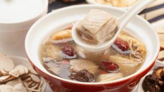 广东人煲汤最讲究，春夏交替这一锅汤要学会给家人煲，好喝又养生