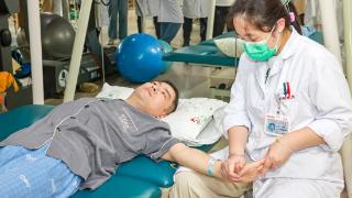 江苏靖江：博士医生为抢救危重患者累倒在工作岗位