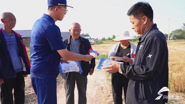 平原县消防宣传人员走进田间地头开展农村消防安全宣讲