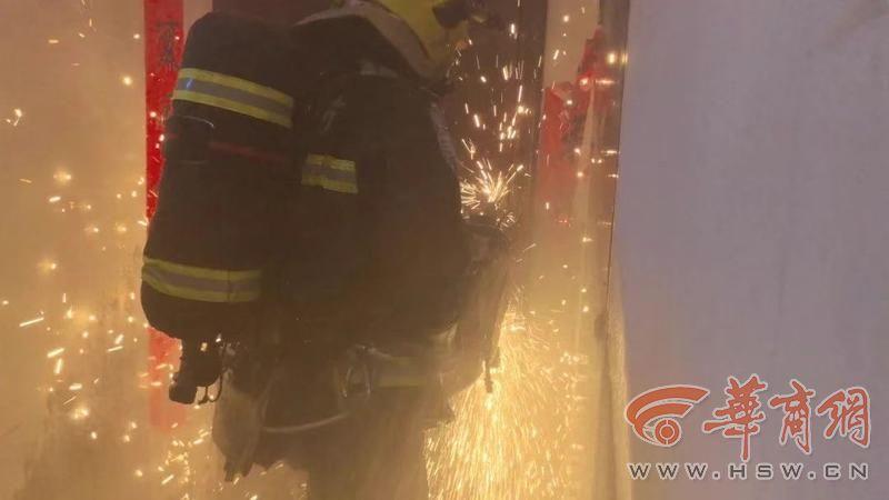电动车电瓶带回家充电时起火爆炸 西安消防紧急救出被困4人