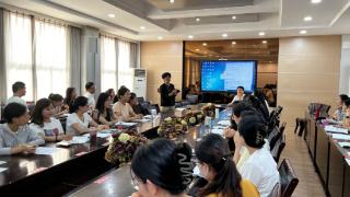 郑州市管城回族区工人第二新村小学召开青年教师教科研培训会