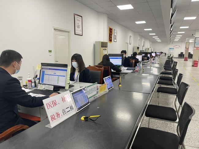 自贡荣县行政审批局44个业务窗口节后首日接件办理308件