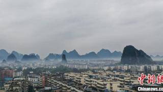 广西桂林雾绕全城宛如仙境