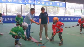 没有冰场也能打冰球！重庆市青少年轮滑冰球推广赛开赛