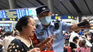 受山东地震影响部分列车停运、晚点 北京铁警全力做好旅客秩序维护工作