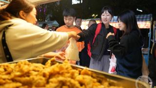 重庆北碚：规范夜市摊区 守护人间烟火