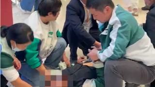 颍上一男子癫痫倒地 两医生及时出手施救