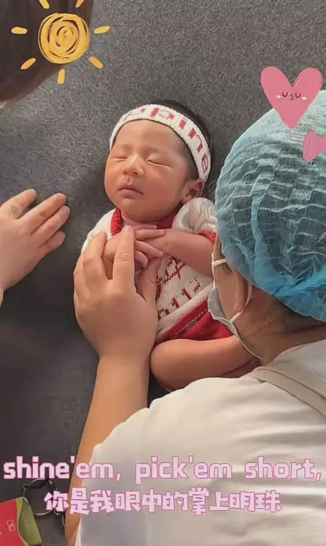 51岁闫学晶儿子给新生儿子拍照，两只小手被护士叠在胸前