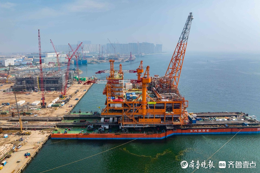 9个篮球场大小！渤海首个千亿方大气田最大组块在西海岸新区装船