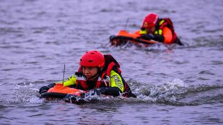 哈尔滨市消防救援支队举行“冰蓝使命·2023”水域救援实战拉动演练