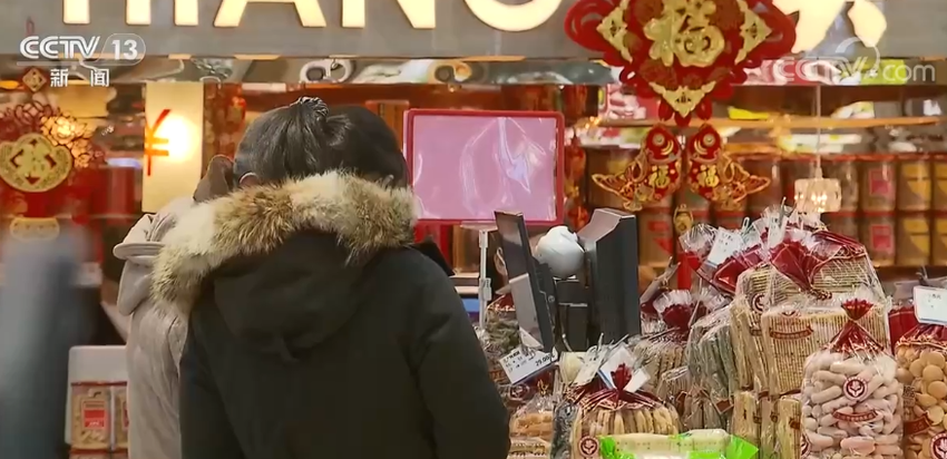 上海淮海路人气回升 各色美食销售旺