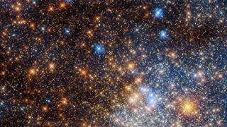 NASA新照：银河系内嵌着闪闪发光球状星团