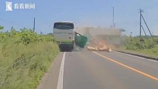 日本运猪卡车越线迎面撞向巴士 致司机等5人死亡
