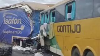 巴西东南部两车相撞 造成4死32伤