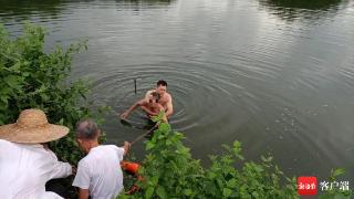 文昌一老人掉落鱼塘整条腿被吸入排水管内 民警跳水施救