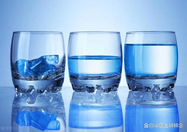 每天三杯水的奇效，对身体健康有好处？专家解读，喝水的正确时间