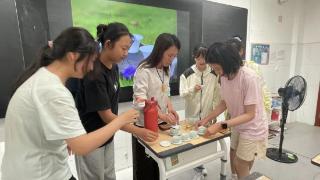 传承茶文化 济南高新区雅居园小学举行家长进课堂活动