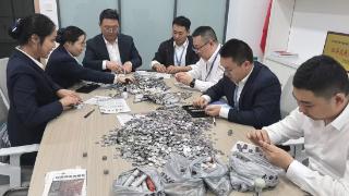 东台农商银行帮客户清点兑换7麻袋硬币