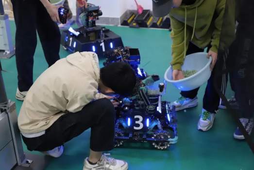 哈工程青年研发智能机器人能为核电站“体检”