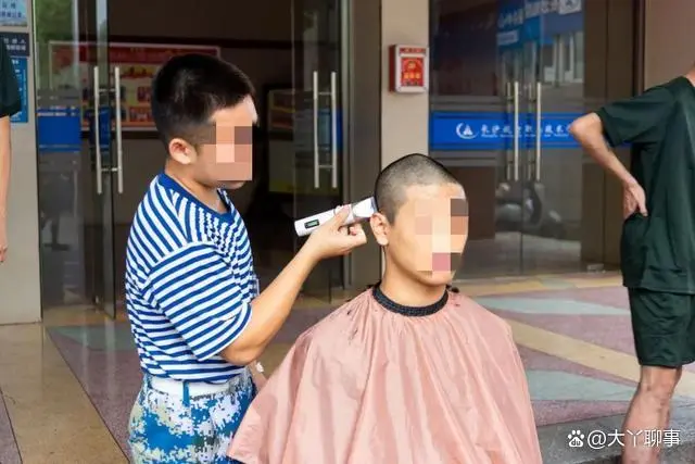 长沙一高校回应军训要求男生剃发：男生需剃寸头，女生不烫不染