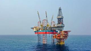 我国首个海上超深大位移井项目投产：日产轻质原油740吨