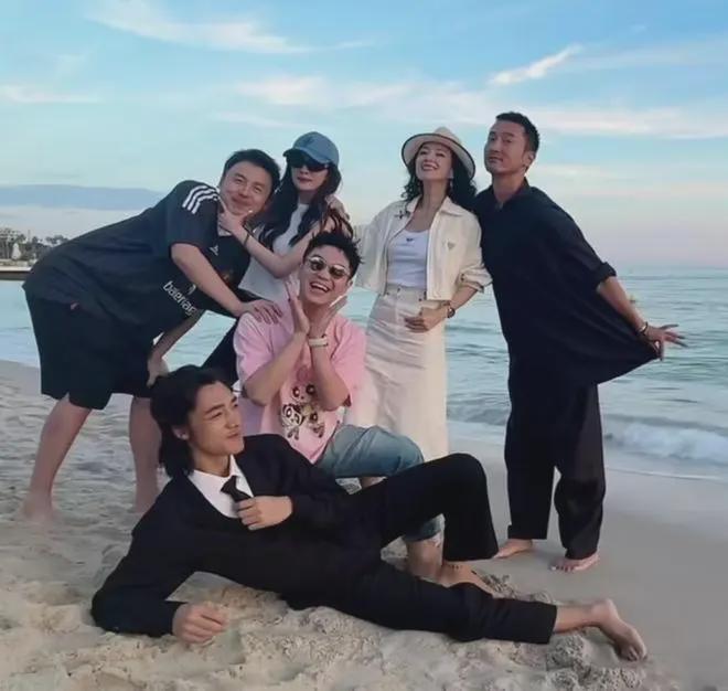章子怡与杨幂、雷佳音、大鹏、王传君在海滩拍照合影