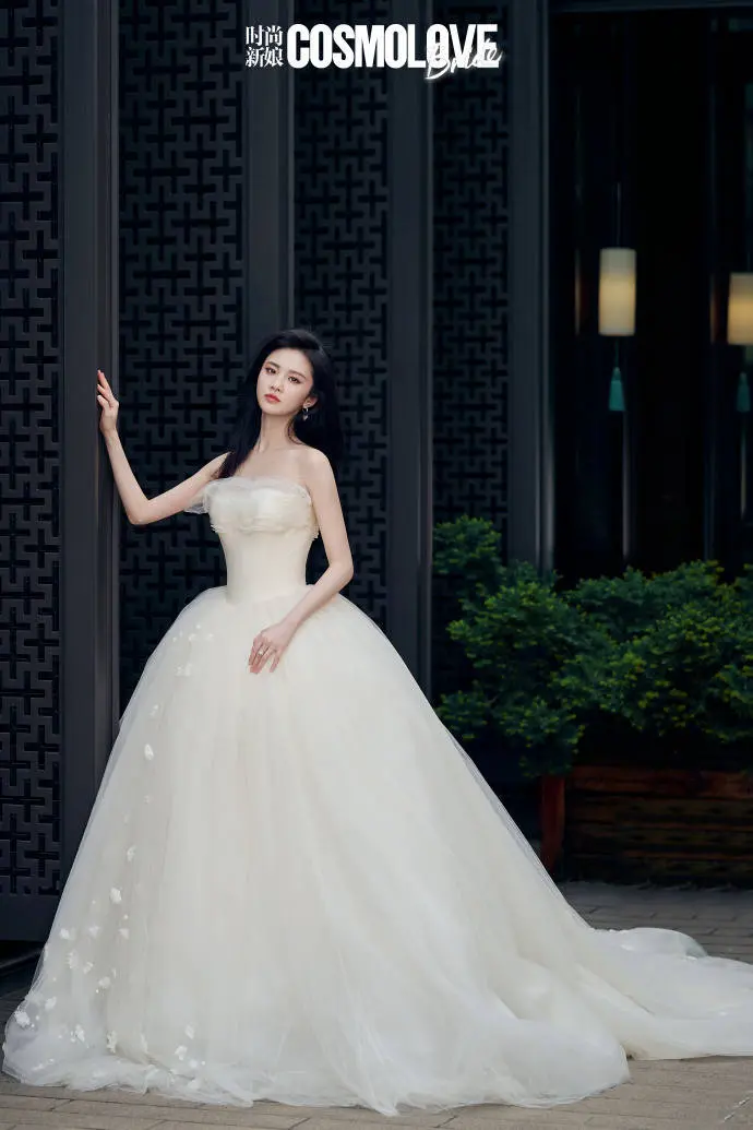 张慧雯再登杂志封面，清纯甜美惹人爱，白色礼服宛如新娘