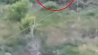 俄士兵撤退时遭追击 抡土豆袋打爆自杀式无人机