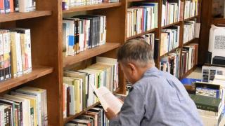 文在寅退休后在村里开书店：自己当管理员 打破韩国前总统先例