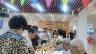 云岩区海文社区养老服务站组织辖区老干部参加长桌宴活动