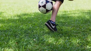 枣庄市中区永安中心小学开展足球训练活动