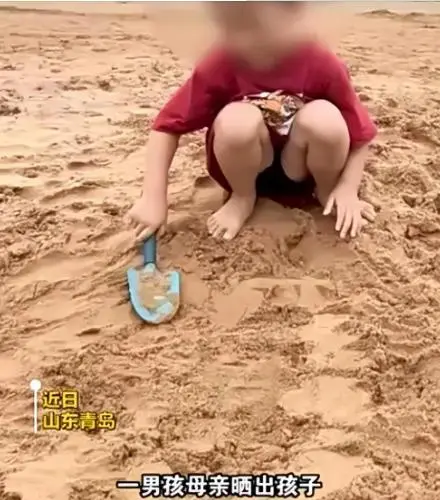 母亲晒孩子在沙滩制竹签陷阱引争议，网友：谁会踩到？