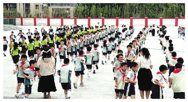 秀峰区举办中小学校园阳光体育展示活动
