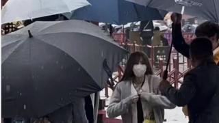  41岁王心凌现状：大眼睛下雨天逛故宫，网友争着给她「撑伞」