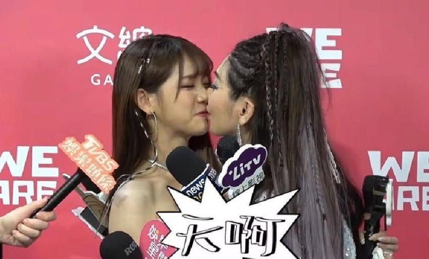 55岁女星王彩桦在舞台上和大女儿激情亲吻，为博流量无下限