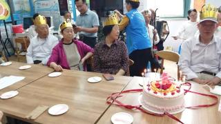 福润社区为老人举行集体生日会